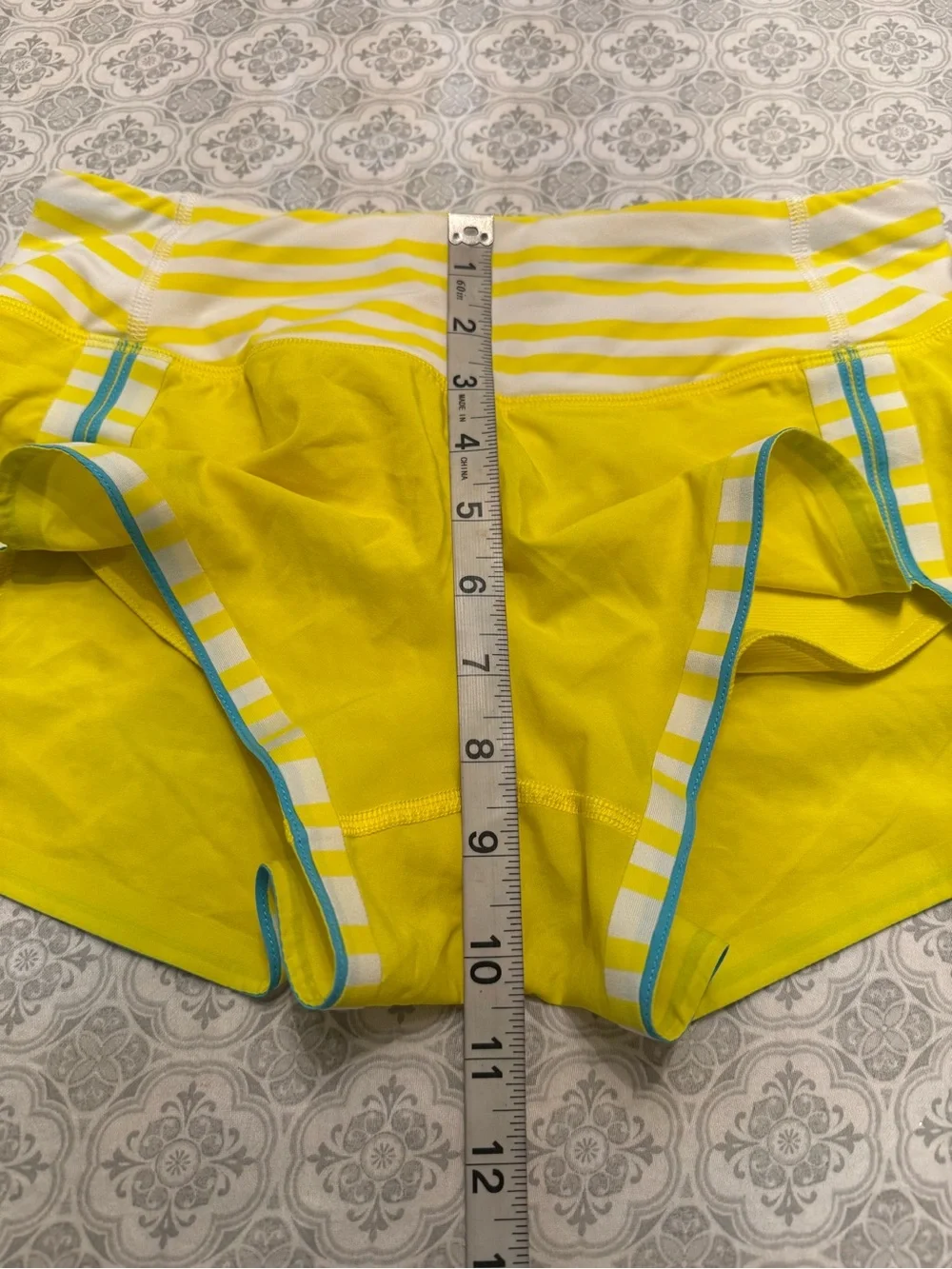 Lululemon Run: Racer ShortSizzle / Twin Stripe Sizzle / White Size 2